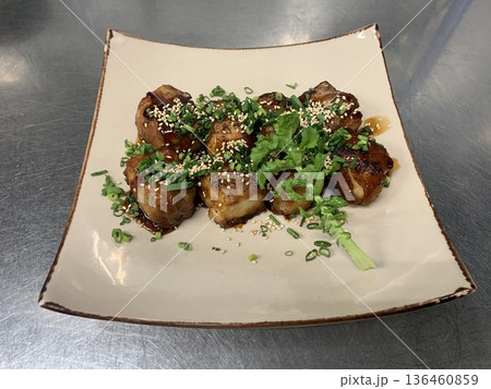 厚揚げ 豚バラ巻き 厚揚げ 豚バラ巻き 136460859