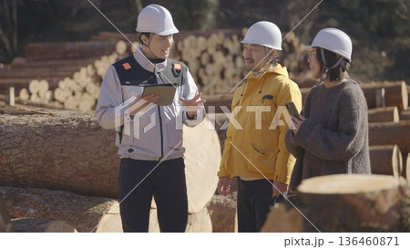 建築資材を見学ツアーに参加する夫婦: 多摩木材センター協同組合 136460871