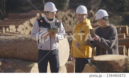 建築資材を見学する 136460872