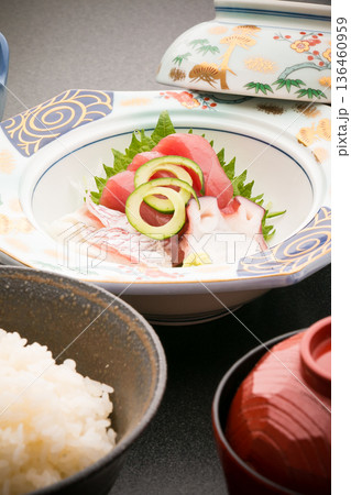 居酒屋さんのメニューにある刺身盛り合わせ画像 136460959