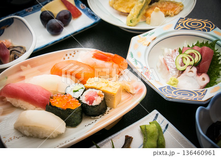 高級感ある和食のイメージ画像　天ぷらお寿司定食ランチ画像 136460961