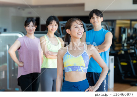 スポーツジムでトレーニングする男女 136460977