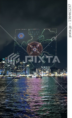ヨットから見た釜山広安里の夜景 ドローンショー ヨットから見た釜山広安里の夜景 ドローンショー 136461237