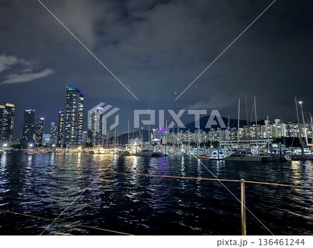ヨットから見た釜山広安里の夜景 ヨットから見た釜山広安里の夜景 136461244