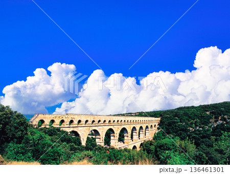 世界遺産・ポン・デュ・ガールの水道橋の絶景 世界遺産・ポン・デュ・ガールの水道橋の絶景 136461301