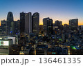 東京・新宿副都心のビル群の夜景 136461335