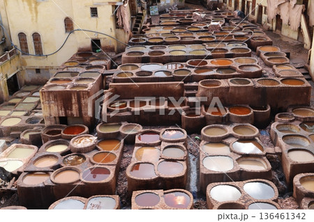 モロッコの迷宮都市フェズにある革染職人エリアのタンネリ1 モロッコの迷宮都市フェズにある革染職人エリアのタンネリ1 136461342