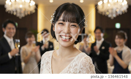 披露宴会場で満面の笑みを見せるウェディングドレス姿の日本人新婦のポートレート 披露宴会場で満面の笑みを見せるウェディングドレス姿の日本人新婦のポートレート 136461548