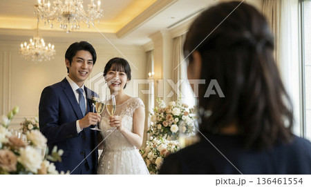 ゲストからの祝福を受けて笑顔でシャンパングラスを持つ日本人新郎新婦 ゲストからの祝福を受けて笑顔でシャンパングラスを持つ日本人新郎新婦 136461554