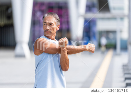 ストレッチをするシニア男性 136461718