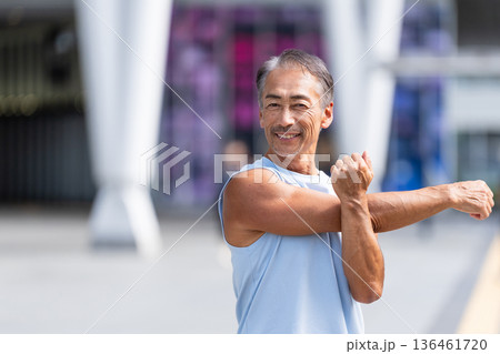 ストレッチをするシニア男性 136461720