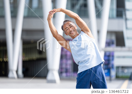 ストレッチをするシニア男性 136461722