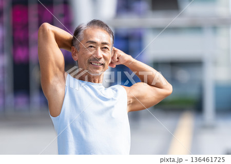 ストレッチをするシニア男性 136461725