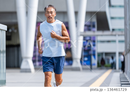 ランニングするシニア男性 136461729