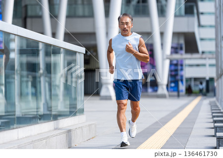 ランニングするシニア男性 ランニングするシニア男性 136461730