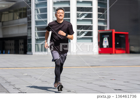 ジョギングするミドルの男性 136461736