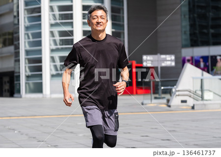 ジョギングするミドルの男性 136461737