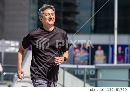 ジョギングするミドルの男性 ジョギングするミドルの男性 136461739