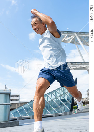 ジャンプするシニア男性 136461793