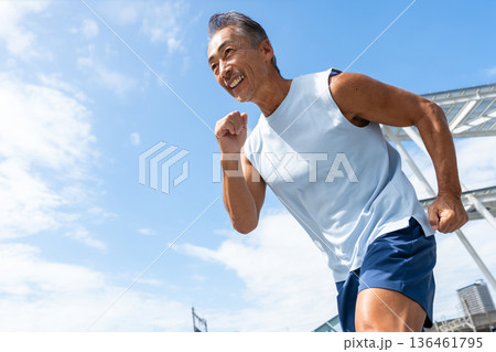 トレーニングをするシニア男性 136461795