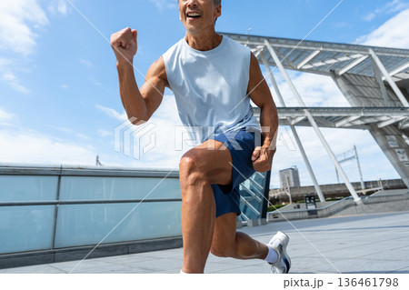 トレーニングをするシニア男性 136461798