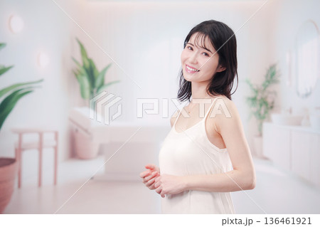 ビューティーサロンで自分磨きをする女性 ビューティーサロンで自分磨きをする女性 136461921