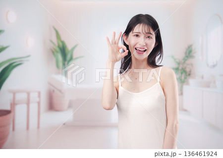 ビューティーサロンで自分磨きをする女性 136461924
