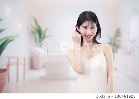 ビューティーサロンで自分磨きをする女性 ビューティーサロンで自分磨きをする女性 136461925