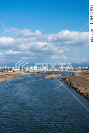 熊本西大橋から望む熊本市街地、白川の流れ、そして遠方にそびえる阿蘇山 136461953