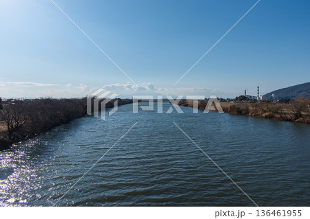 熊本市内を流れる白川と、青空に広がる白い雲の風景 熊本市内を流れる白川と、青空に広がる白い雲の風景 136461955