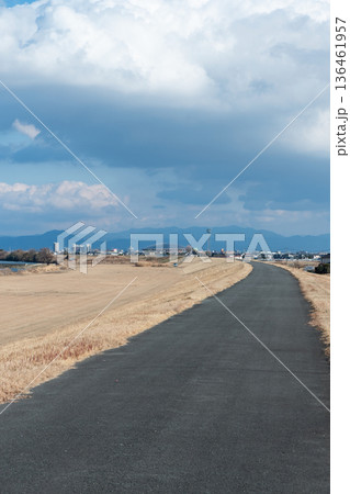 白川の河川敷から望むアクアドームくまもとと、遠景に広がる阿蘇山 白川の河川敷から望むアクアドームくまもとと、遠景に広がる阿蘇山 136461957