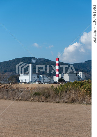青空に映える熊本市の西部環境工場（ゴミ焼却施設） 136461963