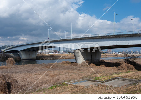 白川を跨ぐ熊本西大橋の広大な景観 白川を跨ぐ熊本西大橋の広大な景観 136461968