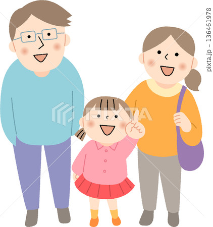 笑顔で見上げる若い家族 笑顔で見上げる若い家族 136461978