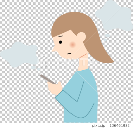 一位女士看著她的智慧型手機，感到不安。 136461982