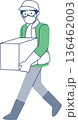 箱に入った荷物を運ぶ男性 136462003