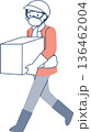箱に入った荷物を運ぶ女性 136462004
