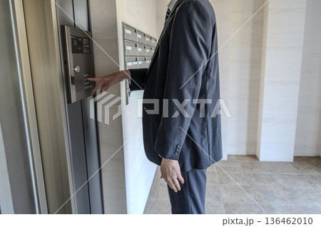 エレベーターに乗る男性 136462010