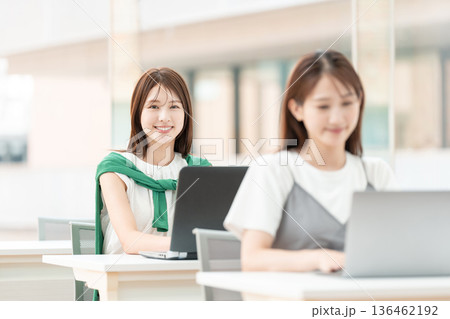 女子大生　授業　パソコン 136462192