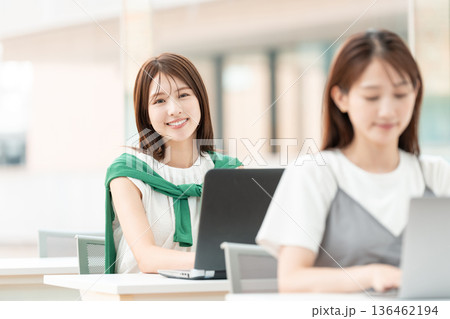 女子大生　授業　パソコン 136462194