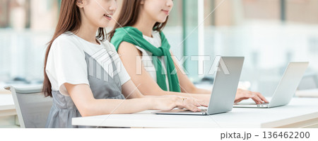大学の教室でパソコンを操作する大学生 136462200