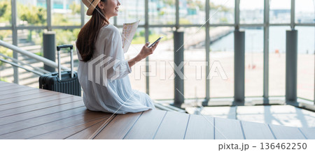 旅行をする若い女性 136462250