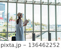 旅行を楽しむ若い女性 136462252