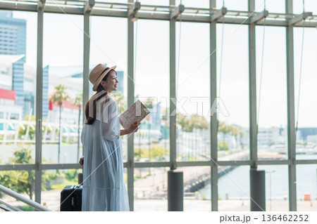 旅行を楽しむ若い女性 136462252