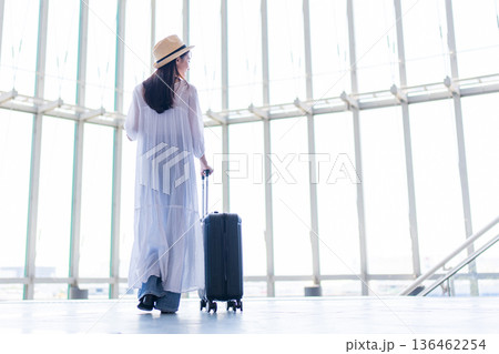旅行に出かける女性 136462254