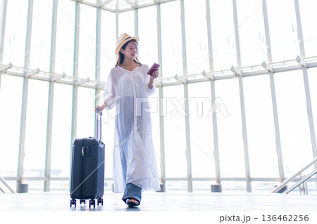 旅行する女性 旅行する女性 136462256