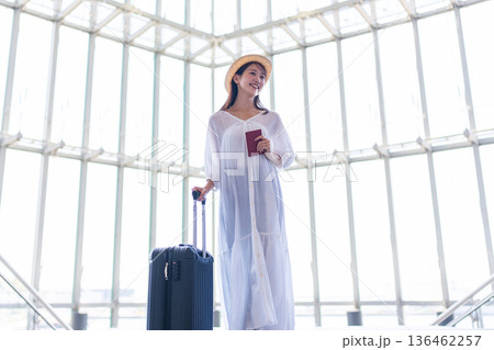 旅行する女性 136462257
