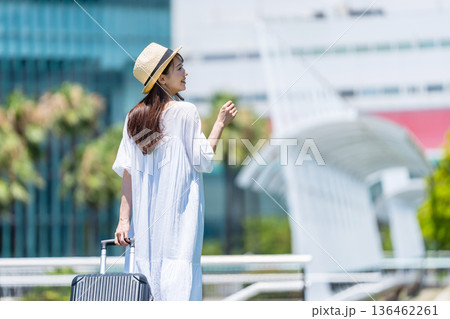 旅行に出かける若い女性 旅行に出かける若い女性 136462261
