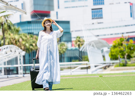 旅行に出かける若い女性 旅行に出かける若い女性 136462263