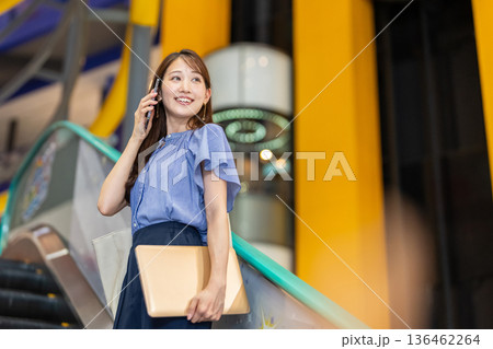 ビジネスウーマン　スマホ　若い女性 136462264